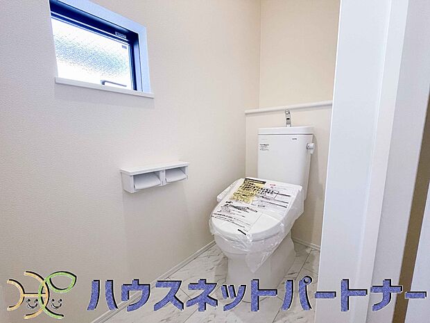 小窓を設置する事により明るく、通気性の良いトイレとなっております。中はゆとりのある大きさを確保しておりますので、ゆったりとお使い頂けます。 