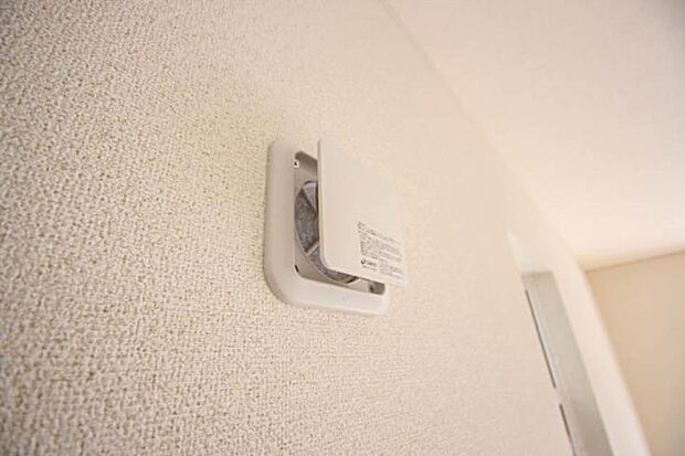 【24時間換気システム】 家じゅうの空気が入れ替わるよう、ファンなどの器械を使って2時間に1回計画換気。24時間、常に新鮮な空気を維持するためのシステムです。