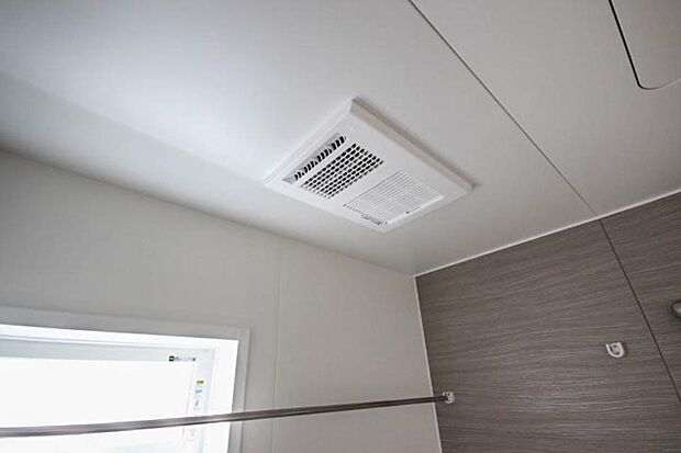 浴室乾燥機。冬場にはヒヤッとしないように暖房機能、梅雨の時期には乾燥等、機能的で清潔感溢れる浴室。快適・清潔な空間で心も体もオフになる時間を楽しむことが可能です。