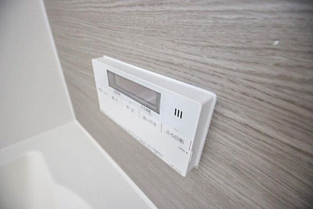 【追い焚き機能付スイッチ】 追い焚きで消費されるガス代(もしくは電気代)と、お湯張りの費用を比較したところ、追い焚きがほぼ半額の値に。家計に優しい機能であることがわかります。