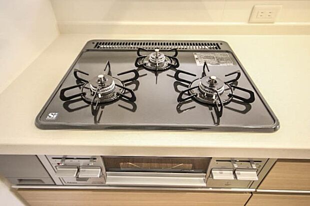 三口コンロで料理の幅を拡げてくれる使いやすいシステムキッチンを採用。洗い場も大きいので野菜や食器を洗ったりする際にも捗り、奥様の強い味方となってくれるはずです。