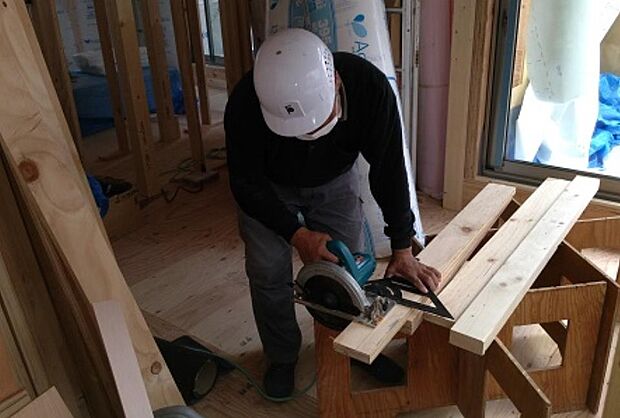 壁・天井には石膏ボードと呼ばれる不燃材料で作られています。