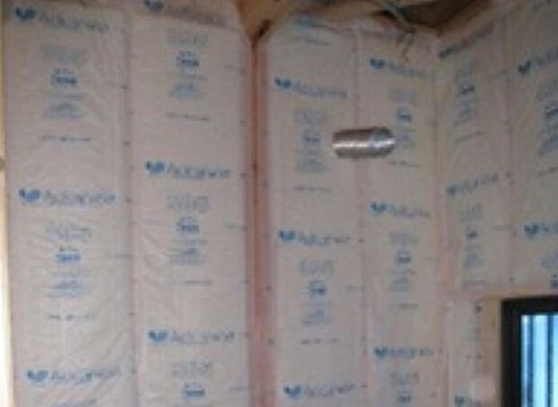 高い断熱性能があり、防湿性能の高いフィルム付属で壁内の結露対策をしています。万が一の火災でも燃えにくく、断熱性能も長持ちします。 ※アクリアはシックハウス症候群の原因の一つ「ホルムアルデヒド」を材料に