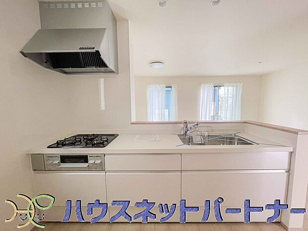 三口コンロで料理の幅を拡げてくれる使いやすいシステムキッチンを採用。洗い場も大きいので野菜や食器を洗ったりする際にも捗り、奥様の強い味方となってくれるはずです。