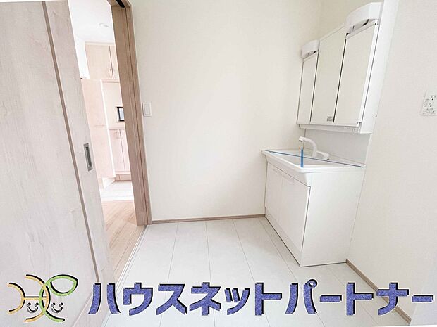 広い脱衣所、洗面台も大きなサイズを設置。建売では見ない広さと解放感。