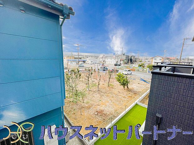 周辺は高い建物が無く、解放感が感じられます。