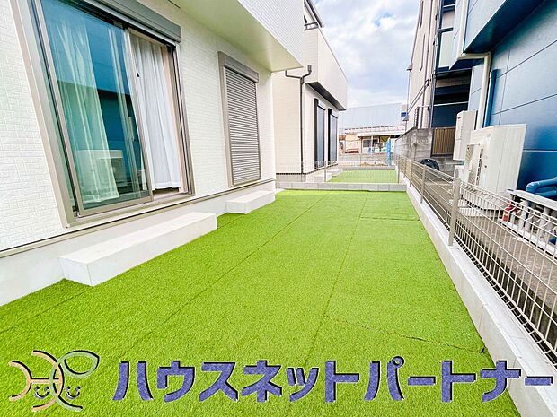 一戸建ての醍醐味は、何といっても庭があること。花や野菜を育てたり、子供と遊んだり、お客様を迎えたり…。大切なペットと過ごす心地良いスペースにもなりますね。