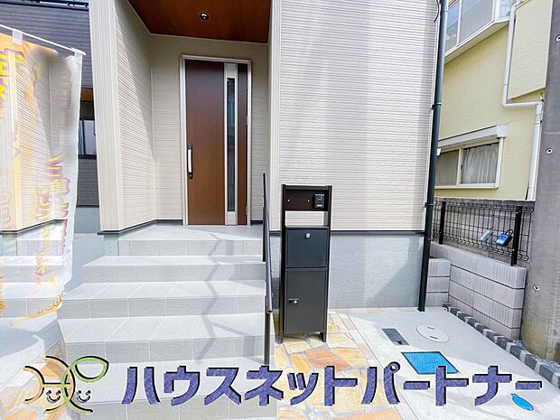 宅配ボックス。好きな時間にいつでも荷物を受取れるため、到着時間を気にして自宅で待機したり、再配達の連絡をする手間がかかりません。共働きなど不在が多い方、ネット通販の利用が多い方に大変便利。