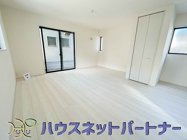 太陽の光が照らす明るいリビングは、開放感があり通風・採光に優れ、心地よい光と風が舞い込んできます。心休まるリビングは何よりも快適な時間を過ごせます。