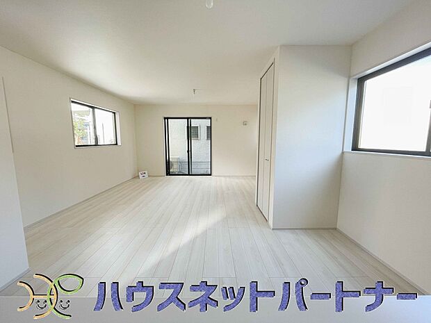 整然とした空間演出、快適な理想の暮らしの実現は家のみの拘りではなく、そこで暮らす方々にとって素敵な環境であることも挙げられると思います。四季折々の変化が奏でる鼓動を楽しんで下さい。