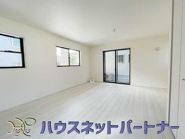 太陽の光が照らす明るいリビングは、開放感があり通風・採光に優れ、心地よい光と風が舞い込んできます。心休まるリビングは何よりも快適な時間を過ごせます。