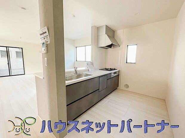 カウンターキッチンは広くて収納力もあるので、快適に料理をすることができます。食器や炊事用具を手の届くところに配置しやすいため調理もスピーディーです。