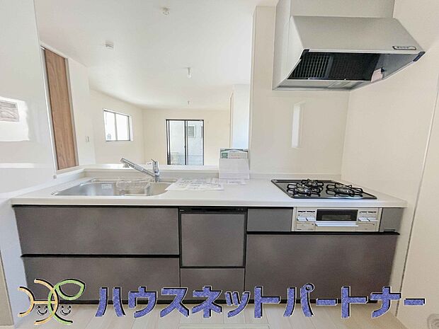 三口コンロで料理の幅を拡げてくれる使いやすいシステムキッチンを採用。洗い場も大きいので野菜や食器を洗ったりする際にも捗り、奥様の強い味方となってくれるはずです。