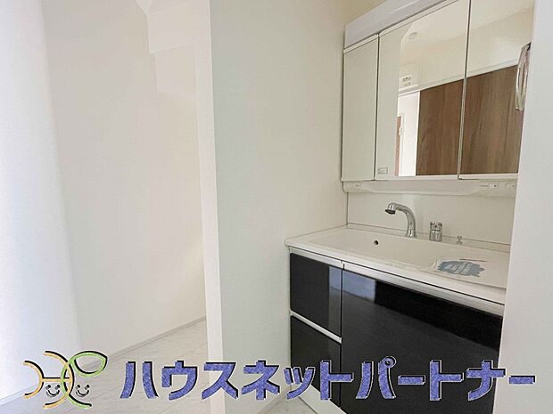 家の中でも特にプライベートスペースとなる洗面所は、洗濯場所と浴室を同じ空間でまとめております。小窓を設置しておりますので、熱気などが籠りやすい空間でちょっとした空気の入れ替えを。