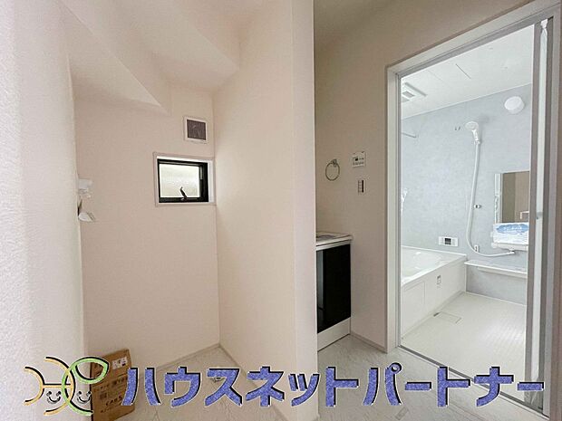 洗面室のある脱衣所は広々。脱いだお洋服をそのままお洗濯。