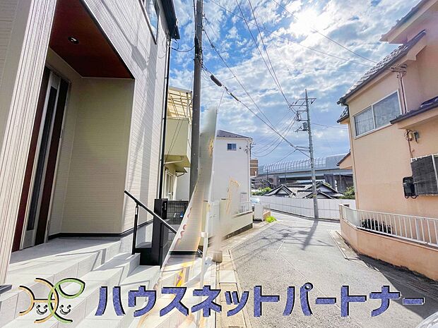 前面道路の日当たりの良い明るいお家。