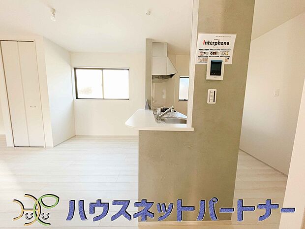 キッチン吊戸棚を無くす事によって、コミュニケーションを重視した設計に致しました。区画によって変わる一体感を、実際にご覧になって頂けましたらと思います。 