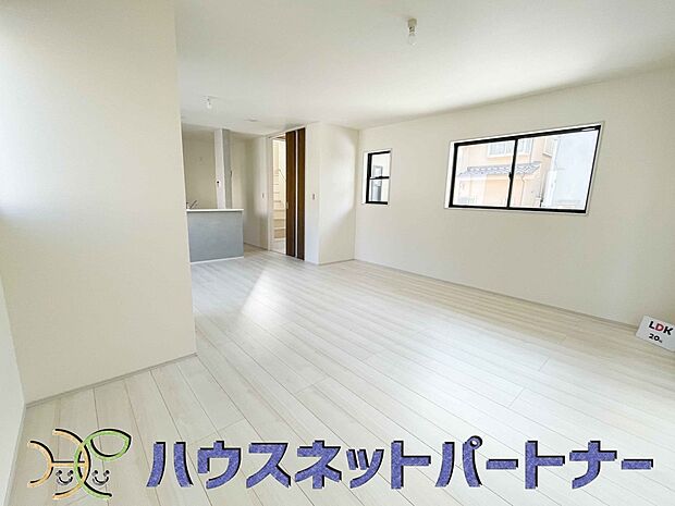 リビングは、食事スペースと寛げる場所設けてもまだ余裕の広さ。明るい光が照らしてくれます。