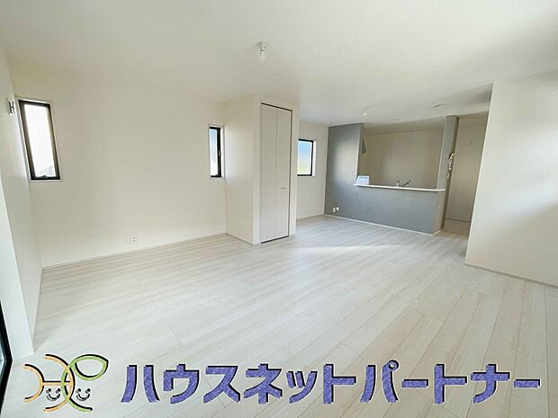 お料理できたらカウンターから手渡しができます。家族で会話をしながらお料理を楽しく。