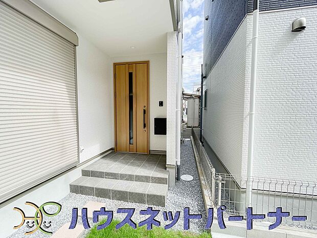 玄関の扉を開けると家族の待つお家。幸せを感じる瞬間です。