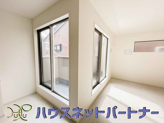 通風・採光に優れ、心地よい光と風が溢れています。 贅沢で豊かな居住性と、プライドを満たすクオリティが見事に調和した住空間。新築ならではの快適なひとときをご体感頂ける筈です。