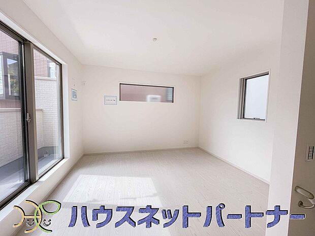 太陽の光が照らす明るいリビングは、開放感があり通風・採光に優れ、心地よい光と風が舞い込んできます。心休まるリビングは何よりも快適な時間を過ごせます。