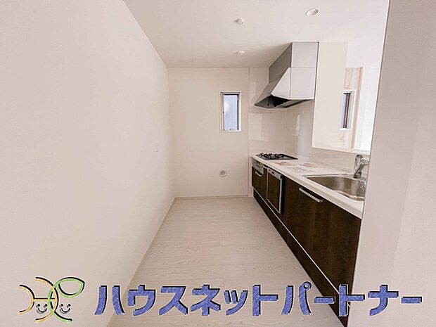 ビルトイン食器洗乾燥機完備。家事のお手伝いをしてくれる奥様の味方です。食器を洗っている間にお掃除など、様々なシーンで家事の時短に役立つ食洗機。省スペースのビルトインタイプを採用致しました。