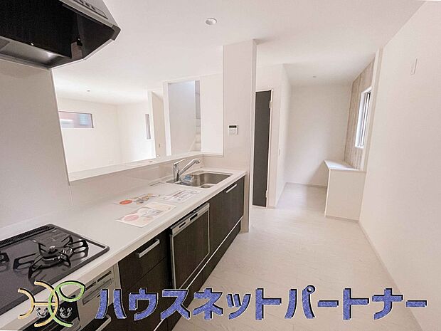 カウンターキッチンは広くて収納力もあるので、快適に料理をすることができます。食器や炊事用具を手の届くところに配置しやすいため調理もスピーディーです。