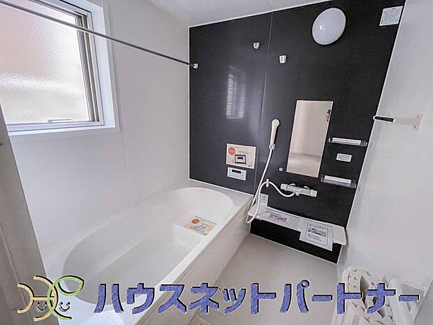 心地よいバスタイムを演出する浴室はゆとりあるサイズを採用。保温機能付き、汚れをはじく有機ガラス系の新素材を採用した浴室。美しく機能的な設備を採用。