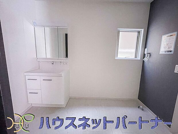 明るい清潔感のある洗面所は、鏡も大きくシンクが広々。朝の支度も楽にこなせます。