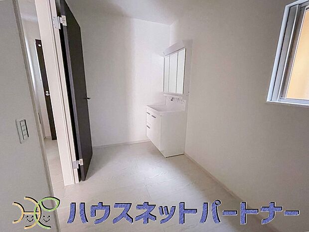 落ち着いた空間を演出するカラーと、ゆったり落ち着いてお使い頂ける広さが魅力の洗面所。居室からも独立しており、プライベート空間を保ちます。