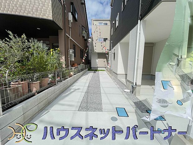 前面道路の日当たりの良い明るいお家。