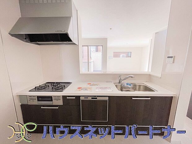 三口コンロで料理の幅を拡げてくれる使いやすいシステムキッチンを採用。洗い場も大きいので野菜や食器を洗ったりする際にも捗り、奥様の強い味方となってくれるはずです。