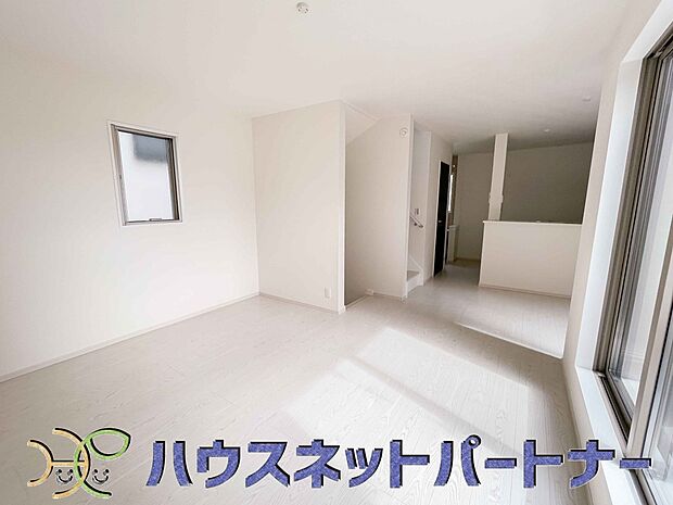 リビングは、食事スペースと寛げる場所設けてもまだ余裕の広さ。明るい光が照らしてくれます。