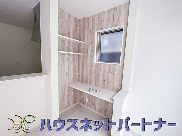 雑誌の一コマのようなダイニングキッチン。収納も豊富で機能的です。