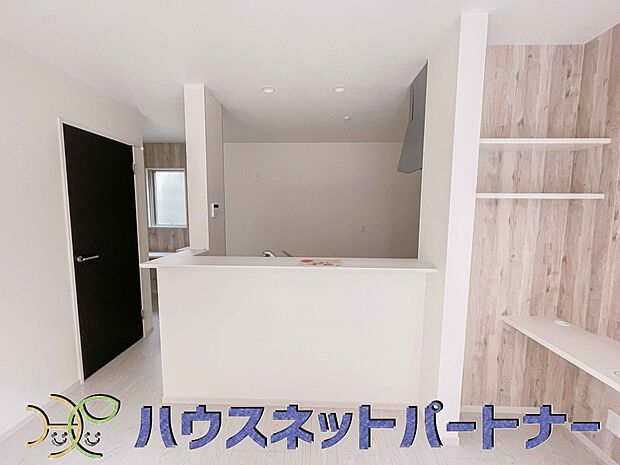 お料理できたらカウンターから手渡しができます。家族で会話をしながらお料理を楽しく。