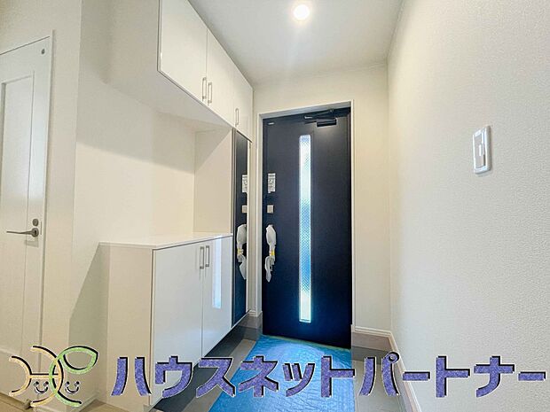 玄関扉を開くと開放感のある空間です。シューズボックスにはお花を飾ってみてはいかがですか。