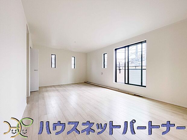 太陽の光が照らす明るいリビングは、開放感があり通風・採光に優れ、心地よい光と風が舞い込んできます。心休まるリビングは何よりも快適な時間を過ごせます。