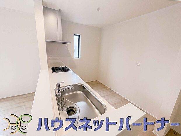 人工大理石のワークトップやシンクは、水を流しただけできれいになったように見えます。白いキッチンは明るく清潔感があり、とっても素敵です。