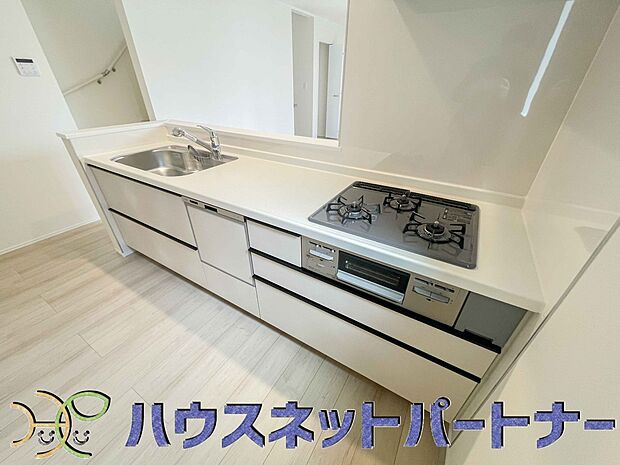 三口コンロで料理の幅を拡げてくれる使いやすいシステムキッチンを採用。洗い場も大きいので野菜や食器を洗ったりする際にも捗り、奥様の強い味方となってくれるはずです。