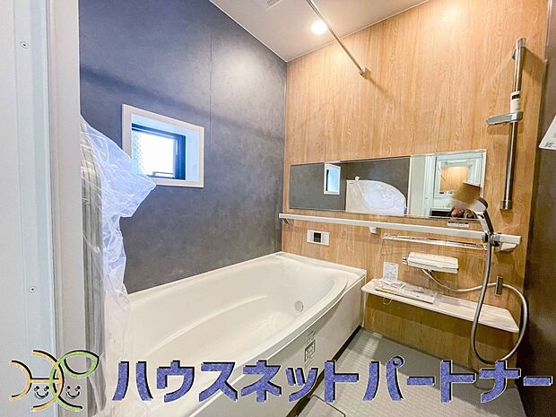 全身浴と半身浴ができる高い機能性と、満水容量を削減して水道・光熱費を節約しました。デザインとエコ性能を両立させた、これからのスタンダード浴槽です。