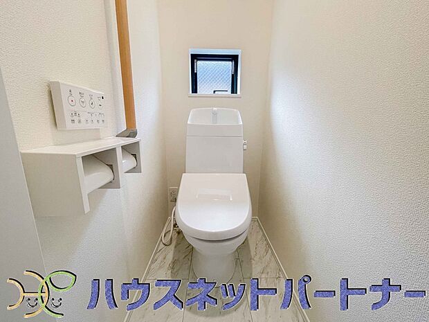 小窓を設置する事により明るく、通気性の良いトイレとなっております。中はゆとりのある大きさを確保しておりますので、ゆったりとお使い頂けます。 