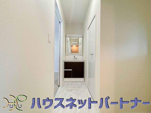 大きく見やすい三面鏡で清潔感ある洗面台は、身だしなみチェックや肌のお手入れに最適です。何かと物が増える場所だからこそ、スッキリと見映えの良い空間に拵えました。