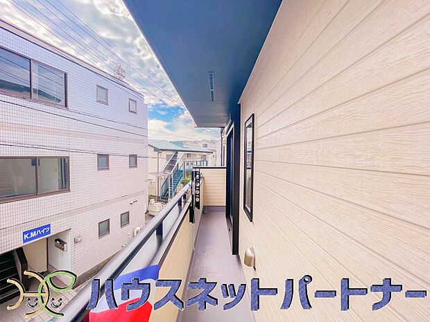 青い空が近くに感じるバルコニーは、爽やかな風をお部屋へ運んでくれます。