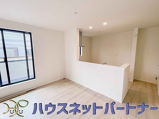 キッチンカウンターがあると配膳が楽なことがメリットの一つ。後片付けをするときも、ダイニングテーブルからあまり動かずに流し台へ運ぶことができるので便利です♪