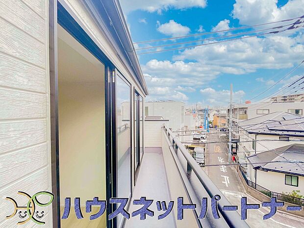 周辺は高い建物が無く、解放感が感じられます。