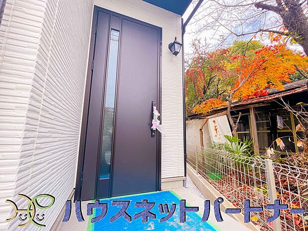 玄関の扉を開けると家族の待つお家。幸せを感じる瞬間です。