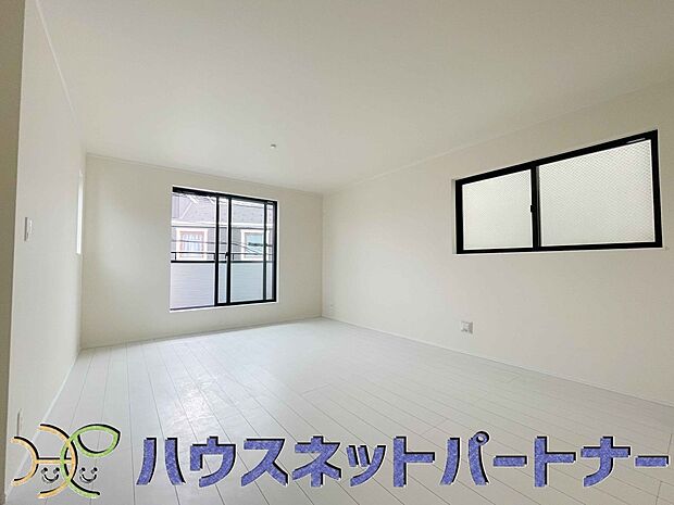 明るい日差し入るリビングは、お友達を招きパーティーが楽しめる広さですよ。