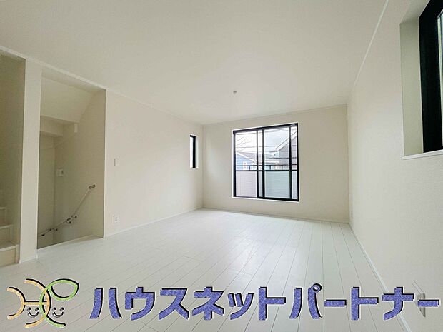 階を移動する際にリビングを通る、リビングイン階段。自然なかたちで家族が集まるため、お子様の個室が1階や3階にある場合でも、毎日の挨拶や会話が増えやすくなります。