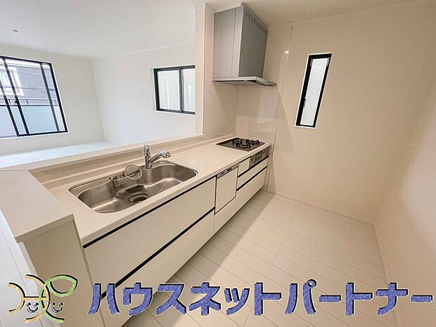 キッチン吊戸棚を無くす事によって、コミュニケーションを重視した設計に致しました。区画によって変わる一体感を、実際にご覧になって頂けましたらと思います。 